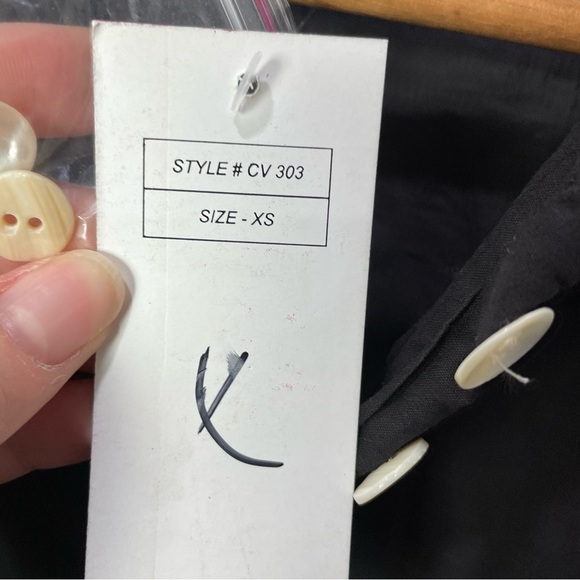 [Tulip] Women's Black Minimalist Cotton Pearl Button Down Shark Bite Hem Top - Picture 6 of 8